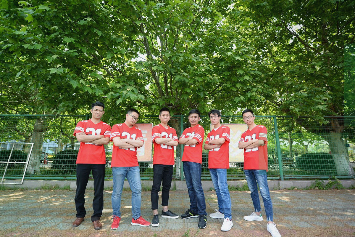 球场边的工作台与设备局部特写，桌上放着当天场次表，画面中无人物正脸